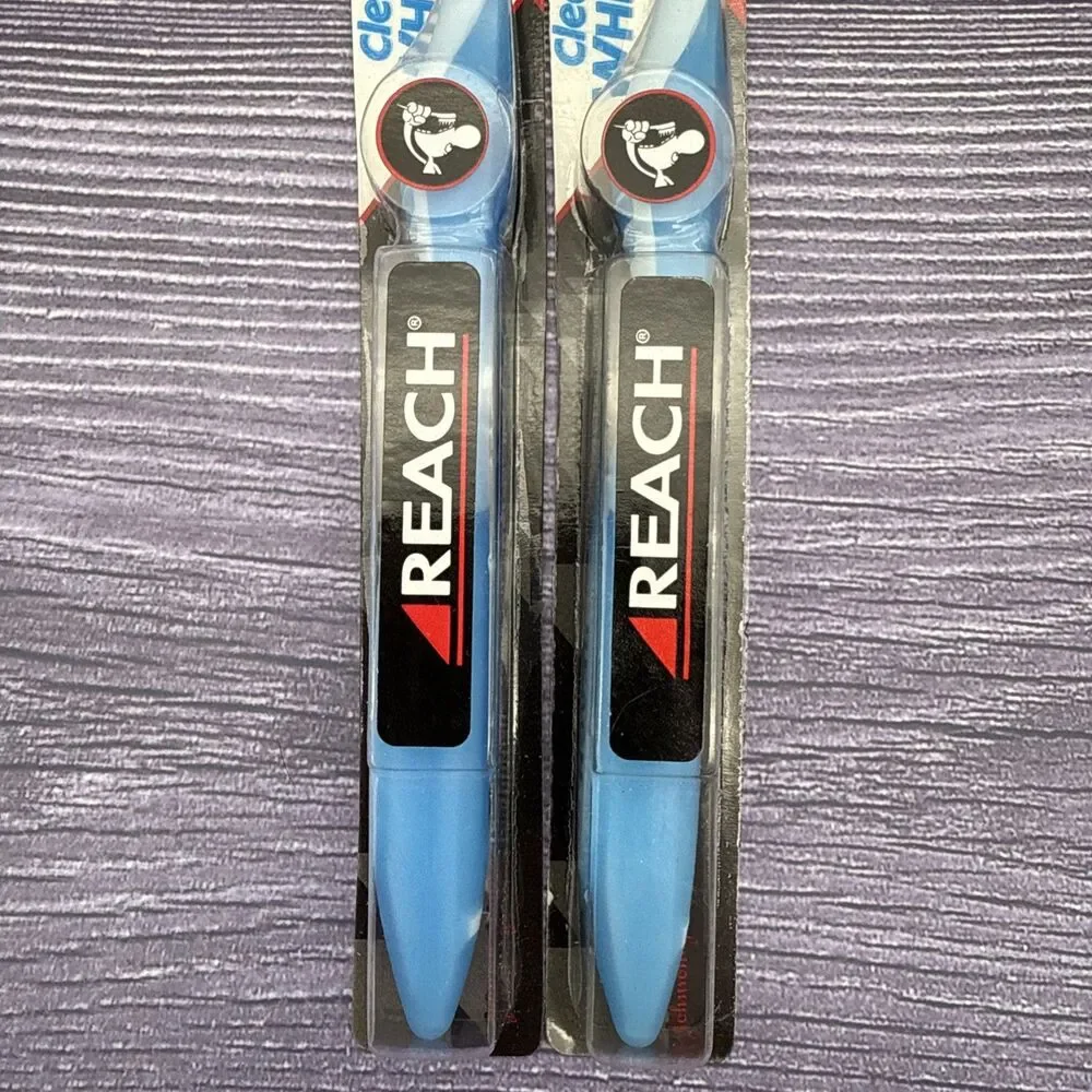 2 REACH Clean & Whiten Toothbrush MEDIUM Full Head 71 Tongue Stain Removing Pad
